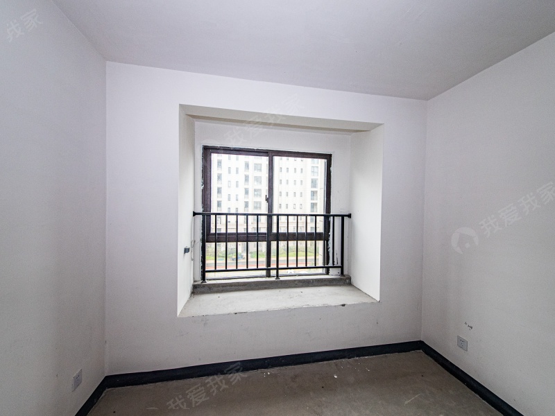 半岛印象花宅四房两卫，南北透通，全天采光无遮挡，中间楼层诚售二手房