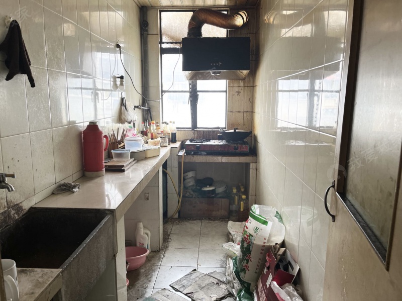 凤栖苑二室一厅小区中间位置不临街，楼层好采光佳二手房