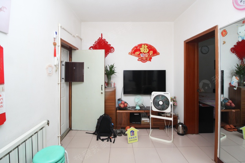 春艳里二室一厅，户型方正实用，诚意卖，随时看二手房