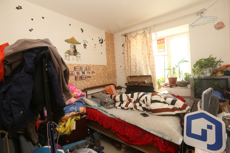 欣荣馨苑 两室，带地下室，中等装修二手房
